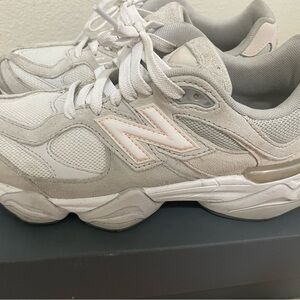 New Balance Women's White and Light Gray Sneakers